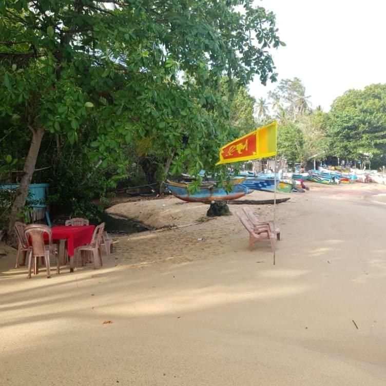 Moon River Surf Beach Cabana Bed & Breakfast Tangalle Ngoại thất bức ảnh